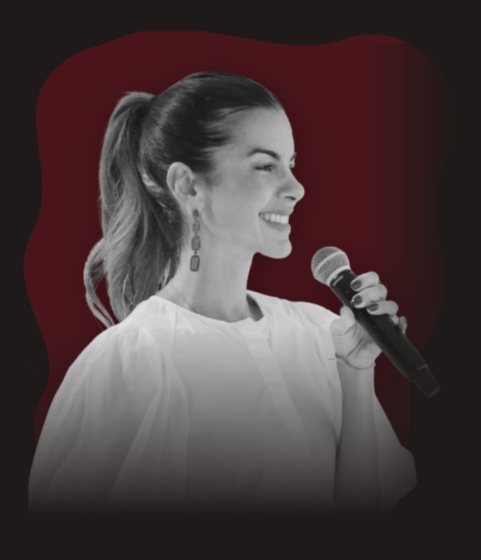 Priscila Reis falando ao microfone